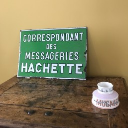 Plaque émaillée "Hachette"...